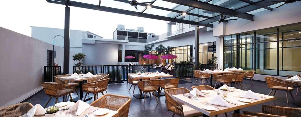 Hilton Garden Inn Пухонг Ресторант снимка